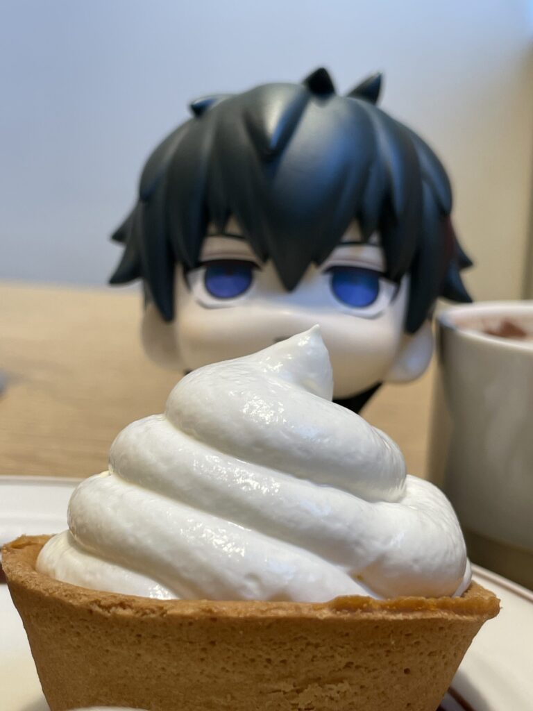 土方十四郎のるかっぷフィギュアと土方スペシャルマヨネーズクリーム。銀魂×スイーツパラダイスコラボメニュー。